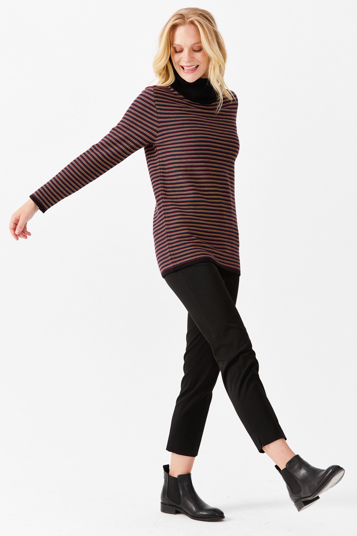 22079Женская туника в цветную полоску, на пуговицах и одним боковым разрезом, черная