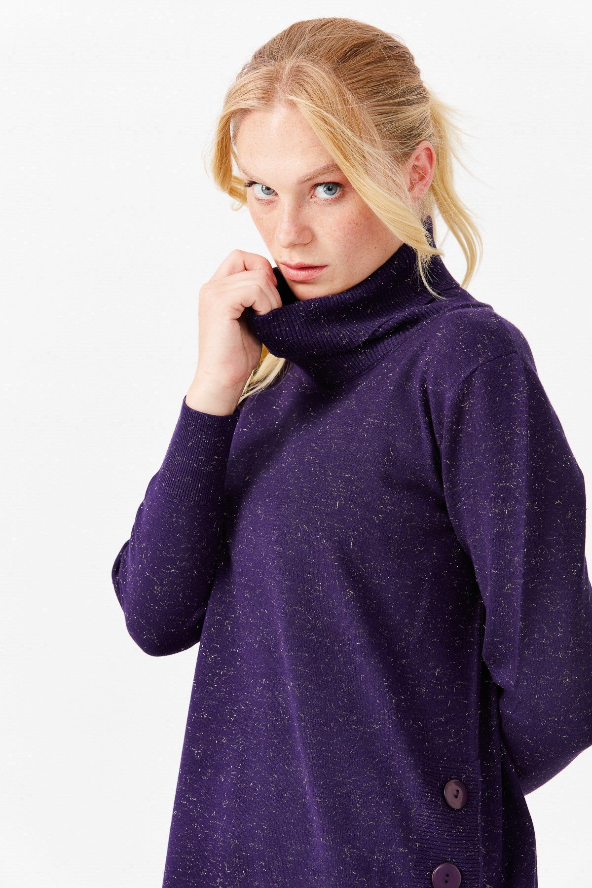 22362Женская туника с вырезом хомут и люрексом фиолетовая