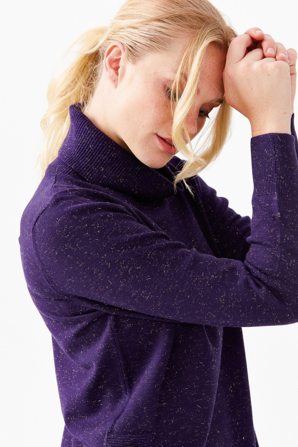 22362Женская туника с вырезом хомут и люрексом фиолетовая