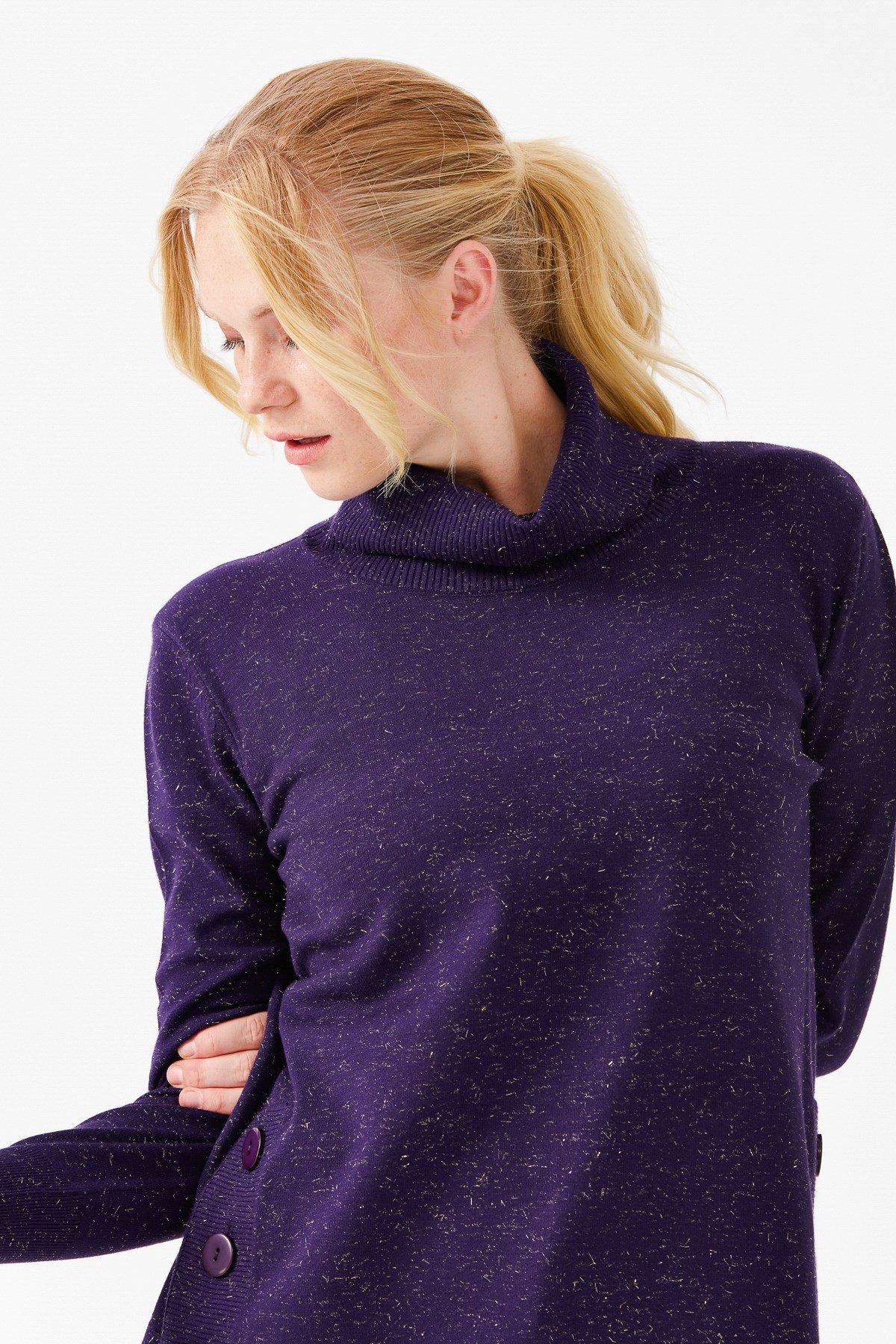 22362Женская туника с вырезом хомут и люрексом фиолетовая