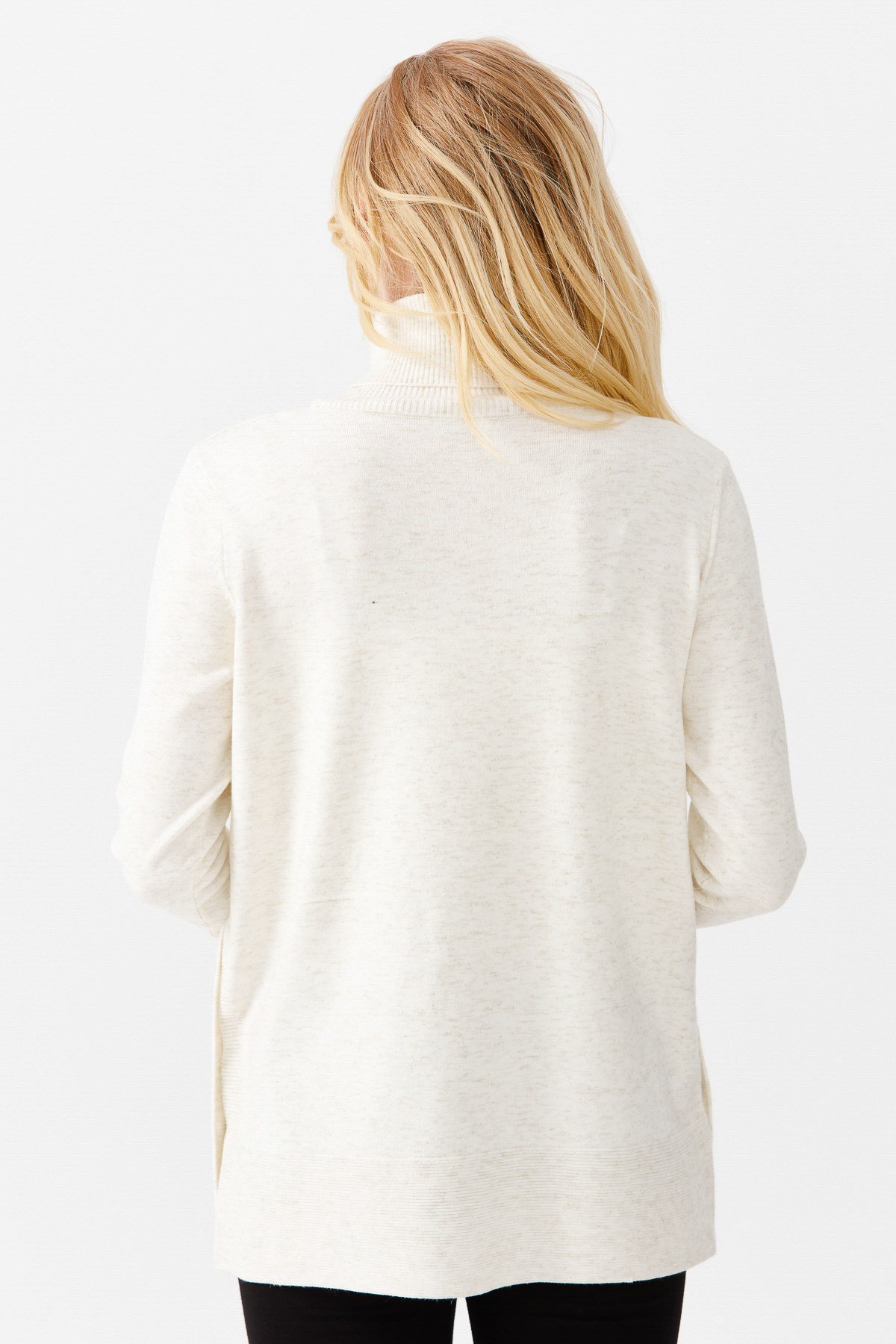 22362Женская туника с вырезом хомут и люрексом молочного цвета