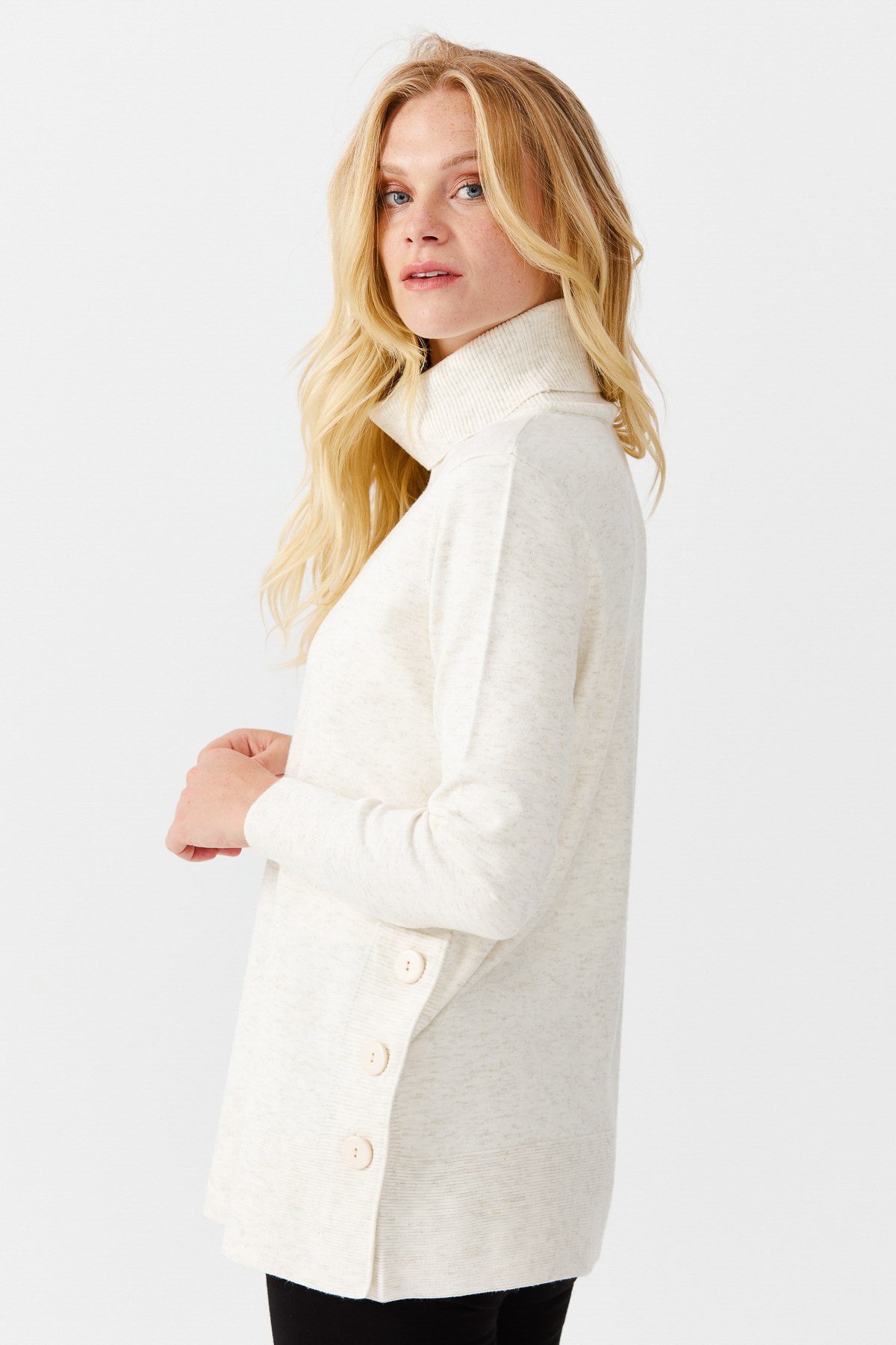 22362Женская туника с вырезом хомут и люрексом молочного цвета