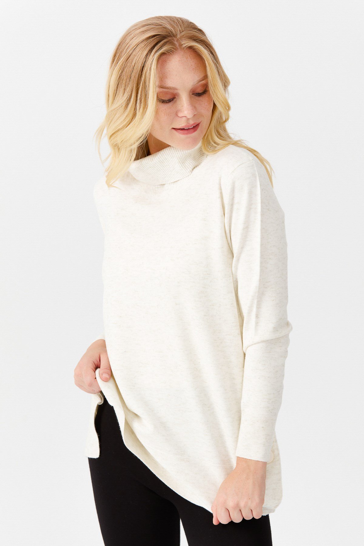 22362Женская туника с вырезом хомут и люрексом молочного цвета