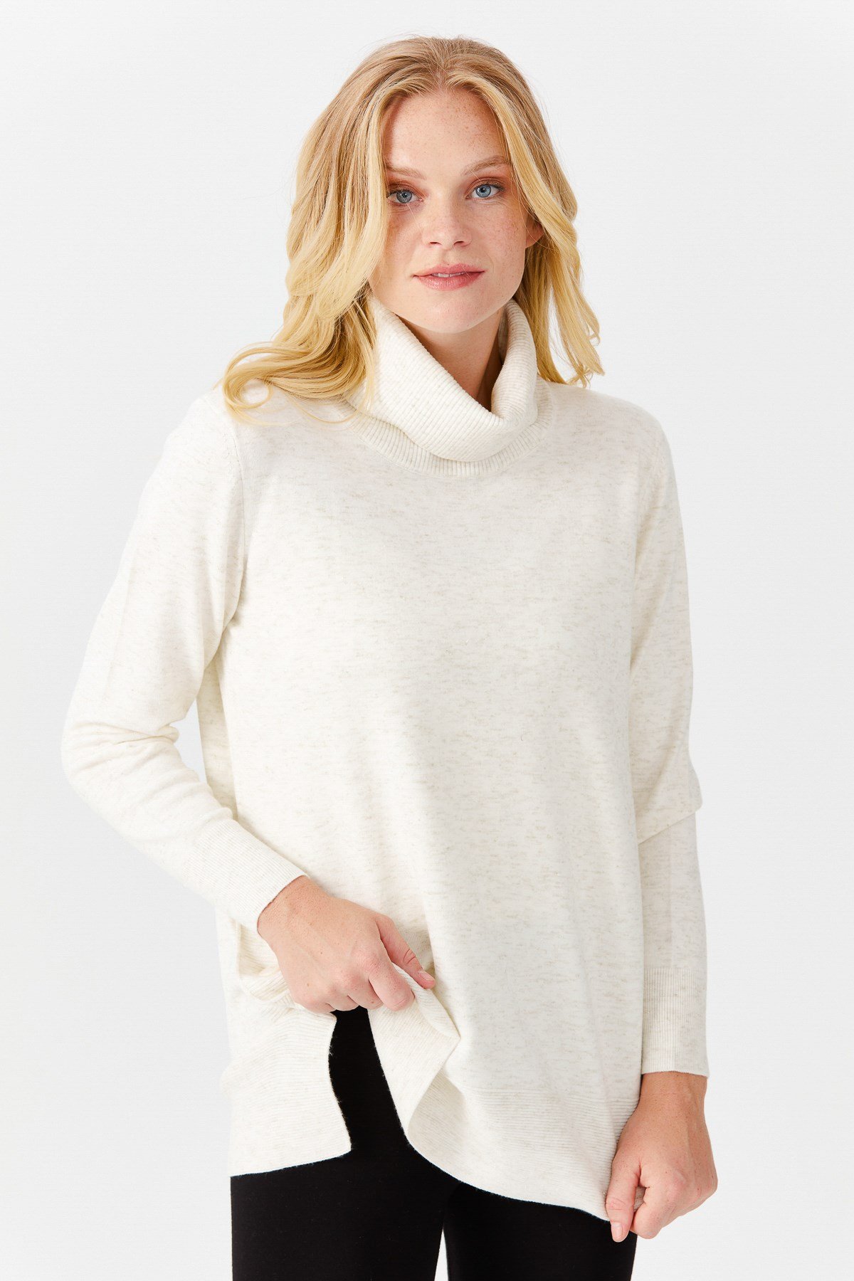 22362Женская туника с вырезом хомут и люрексом молочного цвета