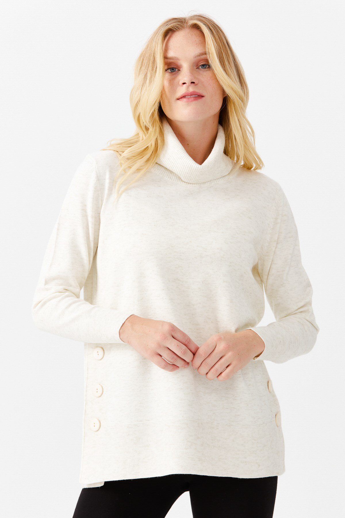 22362Женская туника с вырезом хомут и люрексом молочного цвета