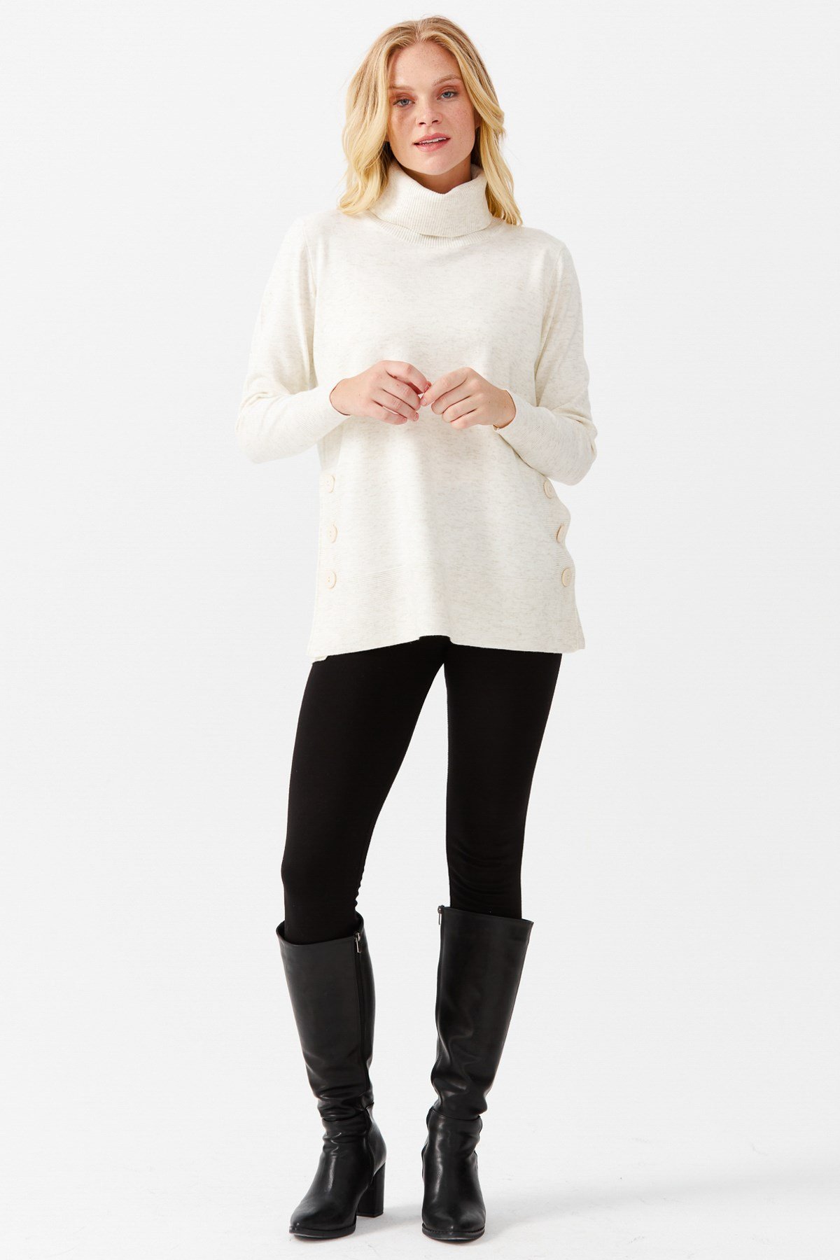 22362Женская туника с вырезом хомут и люрексом молочного цвета