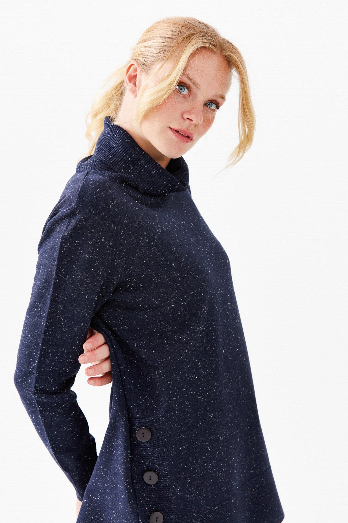 22362Женская туника с вырезом хомут и люрексом синяя