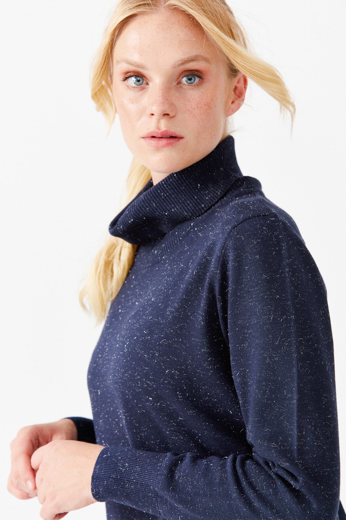 22362Женская туника с вырезом хомут и люрексом синяя