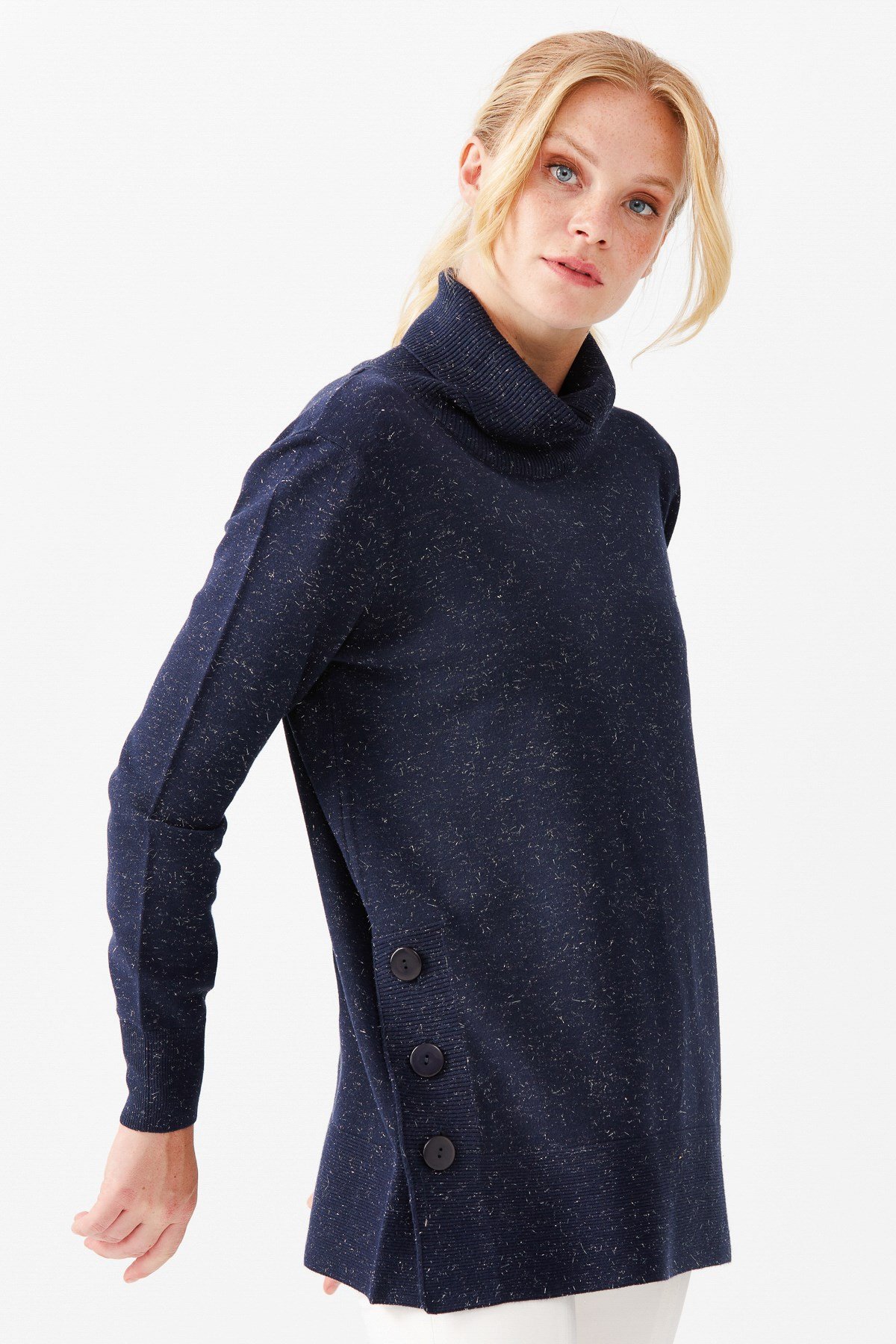 22362Женская туника с вырезом хомут и люрексом синяя