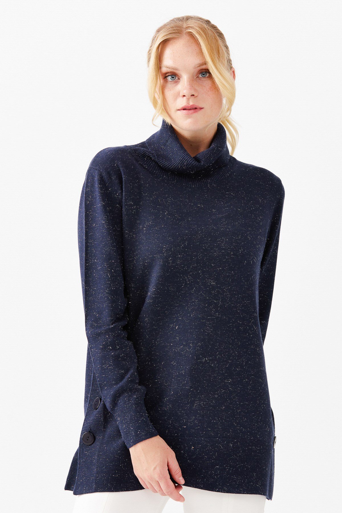 22362Женская туника с вырезом хомут и люрексом синяя