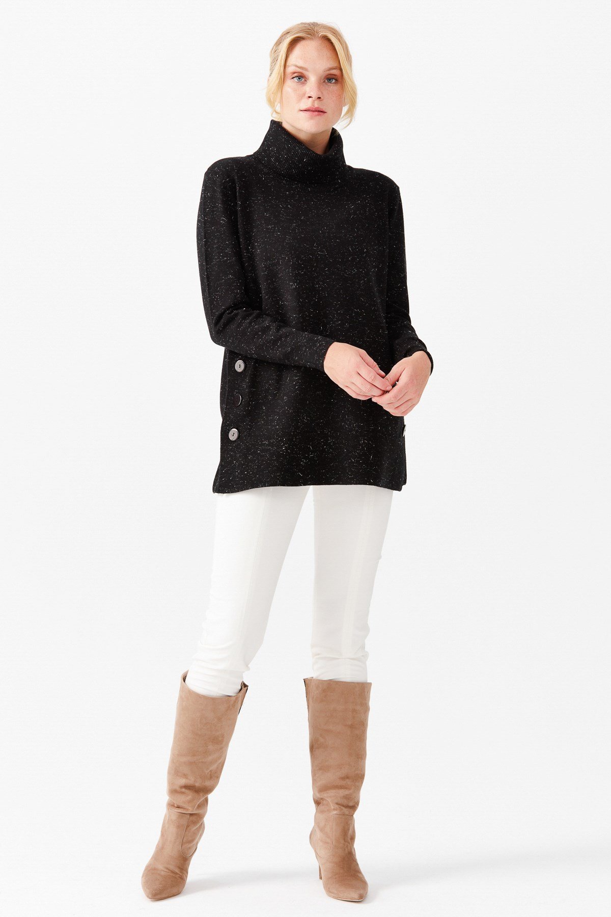 22362Женская туника с вырезом хомут и люрексом черная 