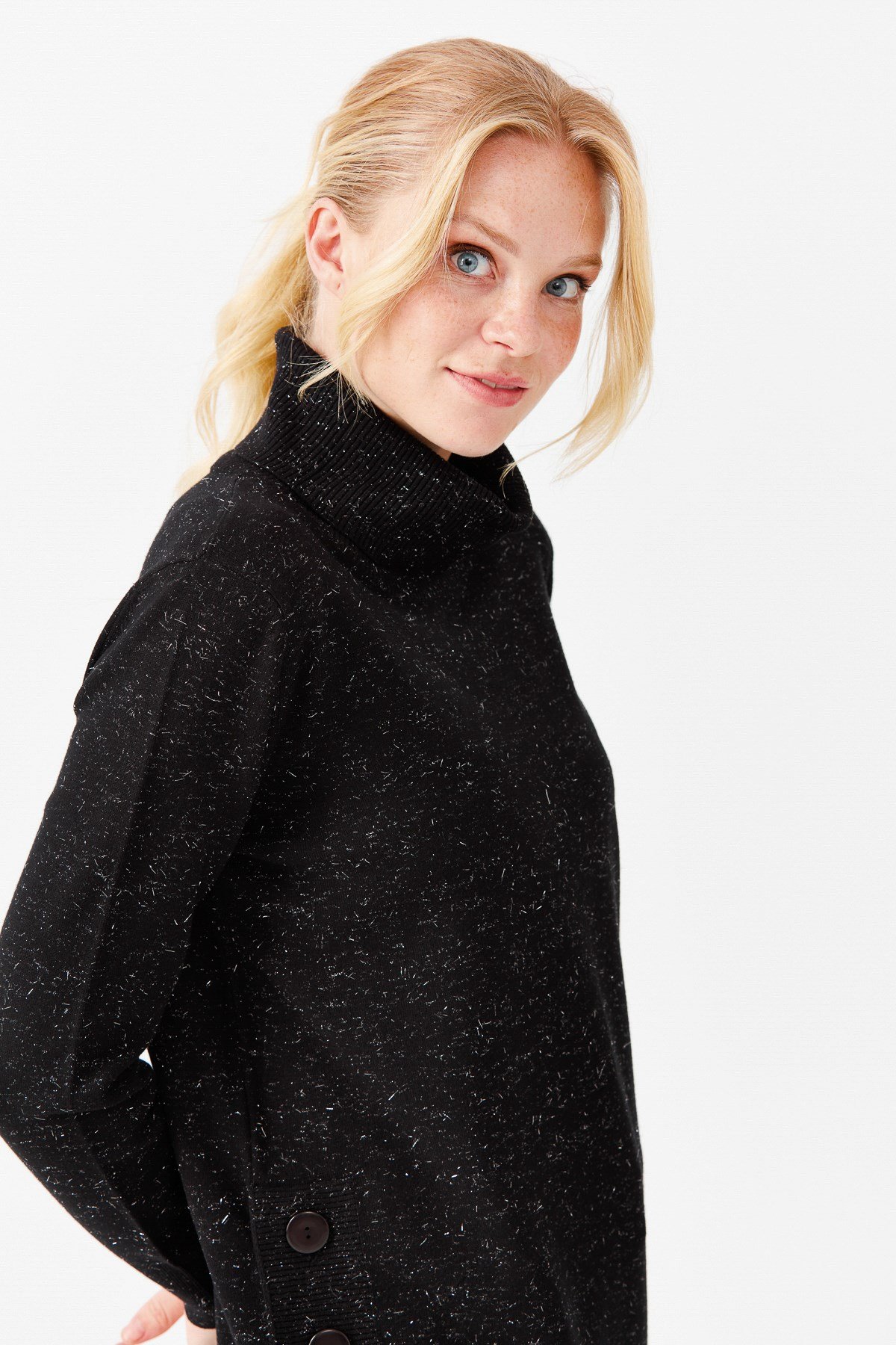 22362Женская туника с вырезом хомут и люрексом черная 