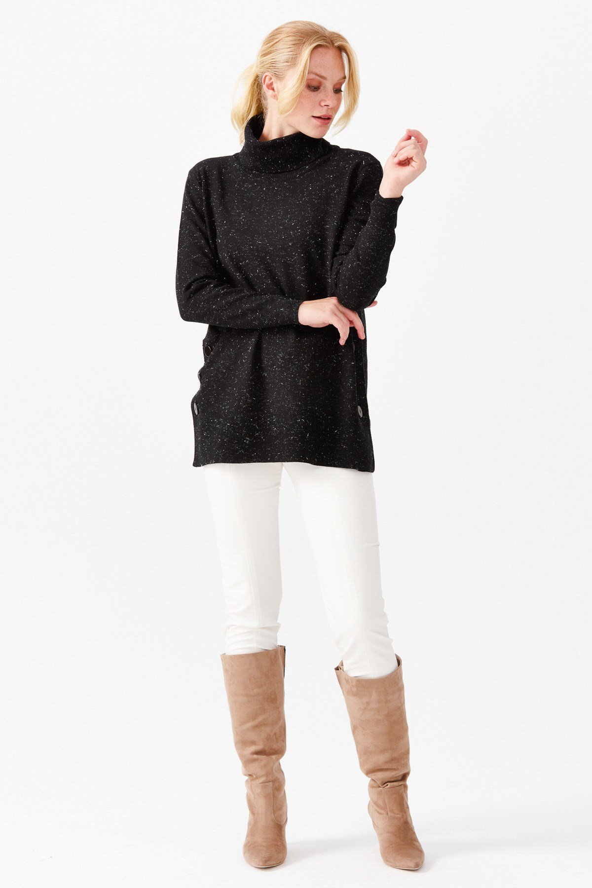 22362Женская туника с вырезом хомут и люрексом черная 