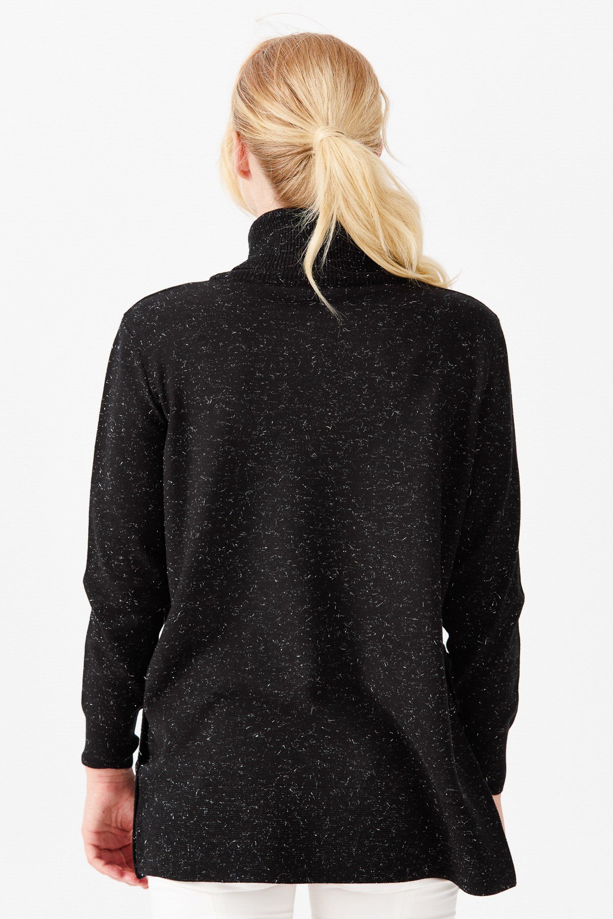 22362Женская туника с вырезом хомут и люрексом черная 