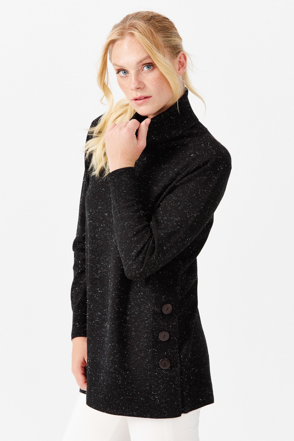 22362Женская туника с вырезом хомут и люрексом черная 