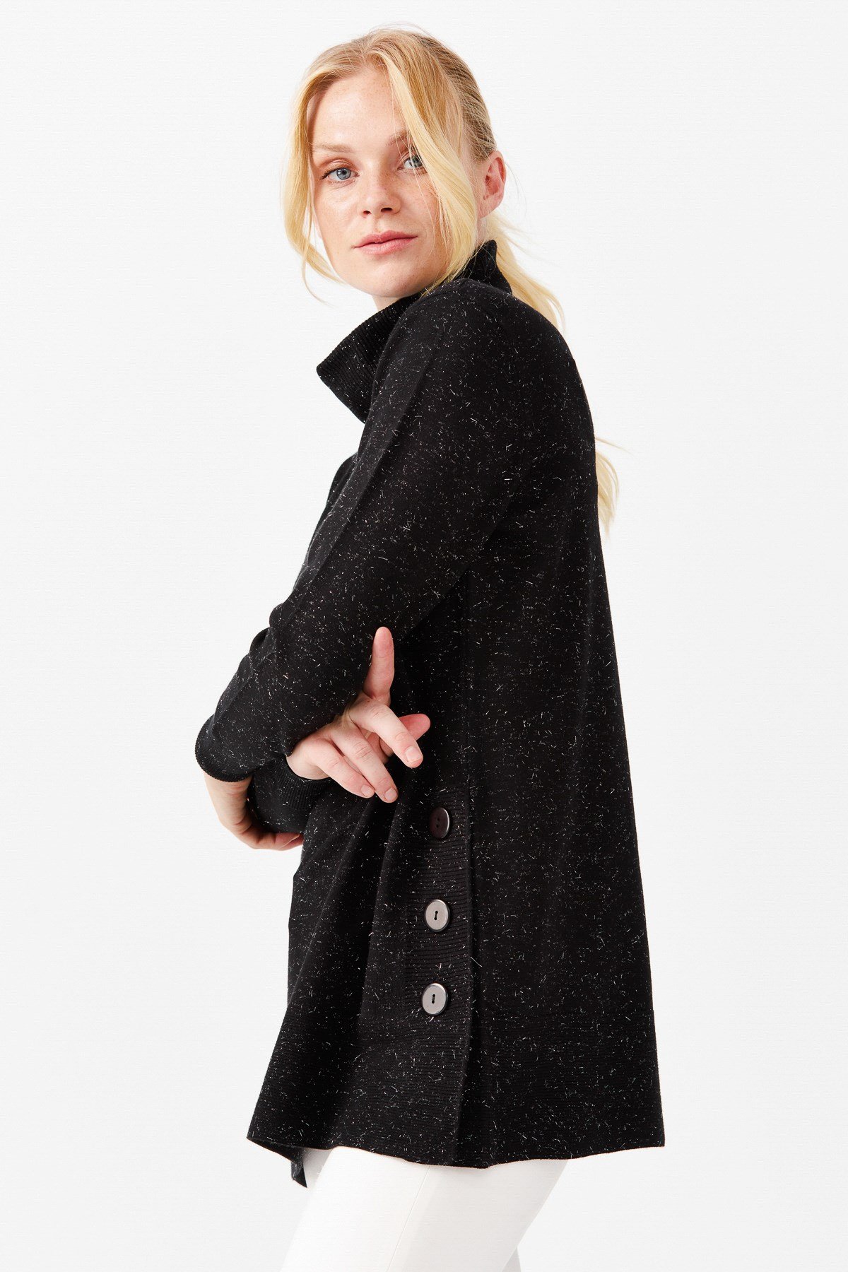 22362Женская туника с вырезом хомут и люрексом черная 