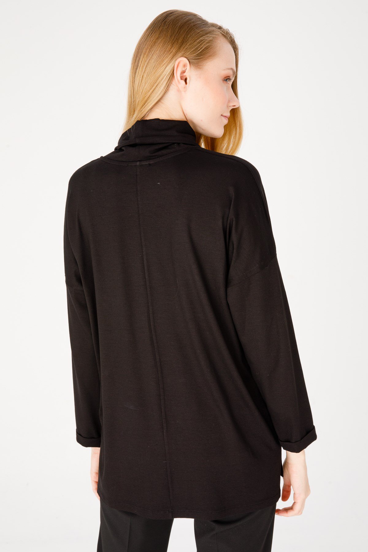 KADIN DEGAJE YAKA UZUN KOL METAL KOLYELİ PENYE BLUZ SİYAH