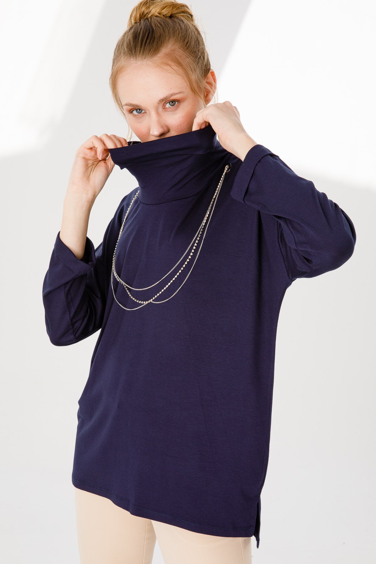 KADIN DEGAJE YAKA UZUN KOL METAL KOLYELİ PENYE BLUZ LACİVERT
