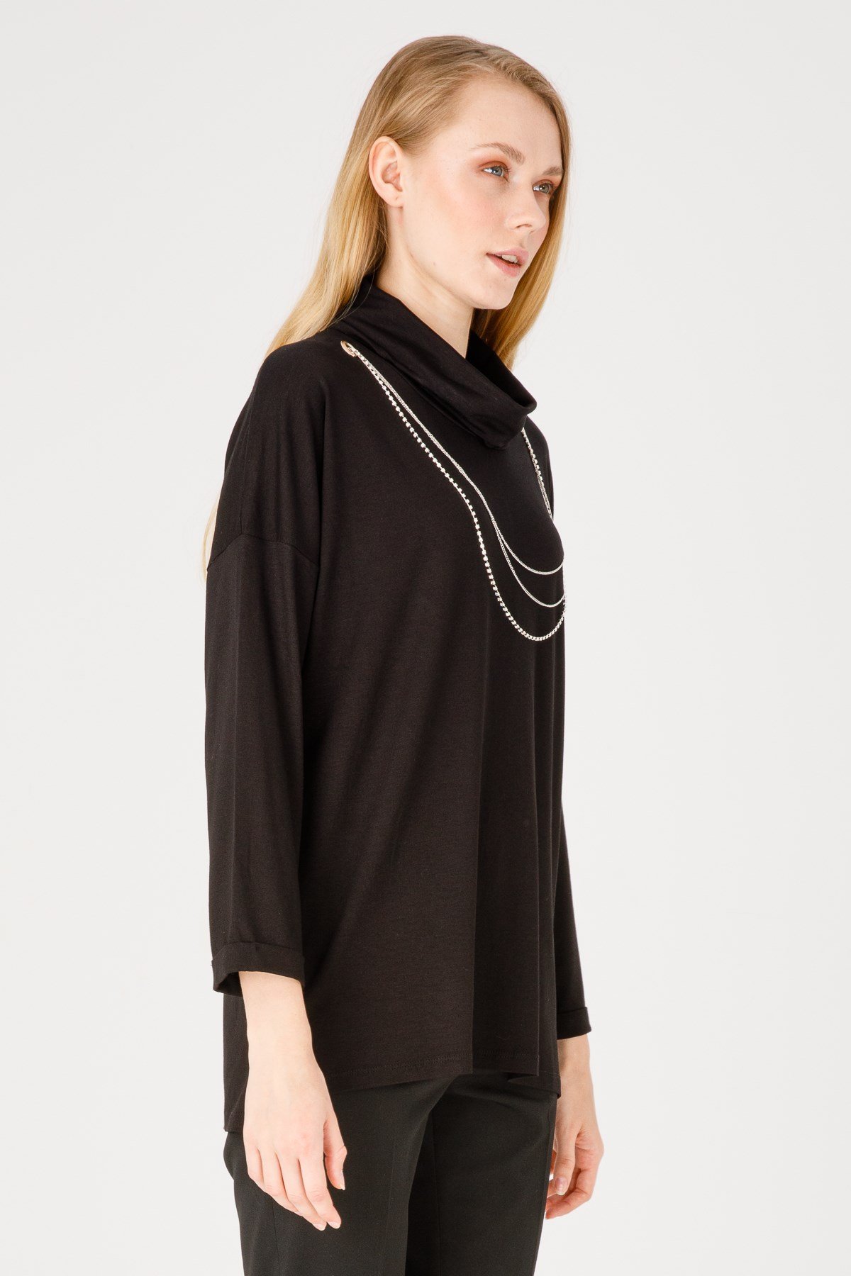 KADIN DEGAJE YAKA UZUN KOL METAL KOLYELİ PENYE BLUZ SİYAH