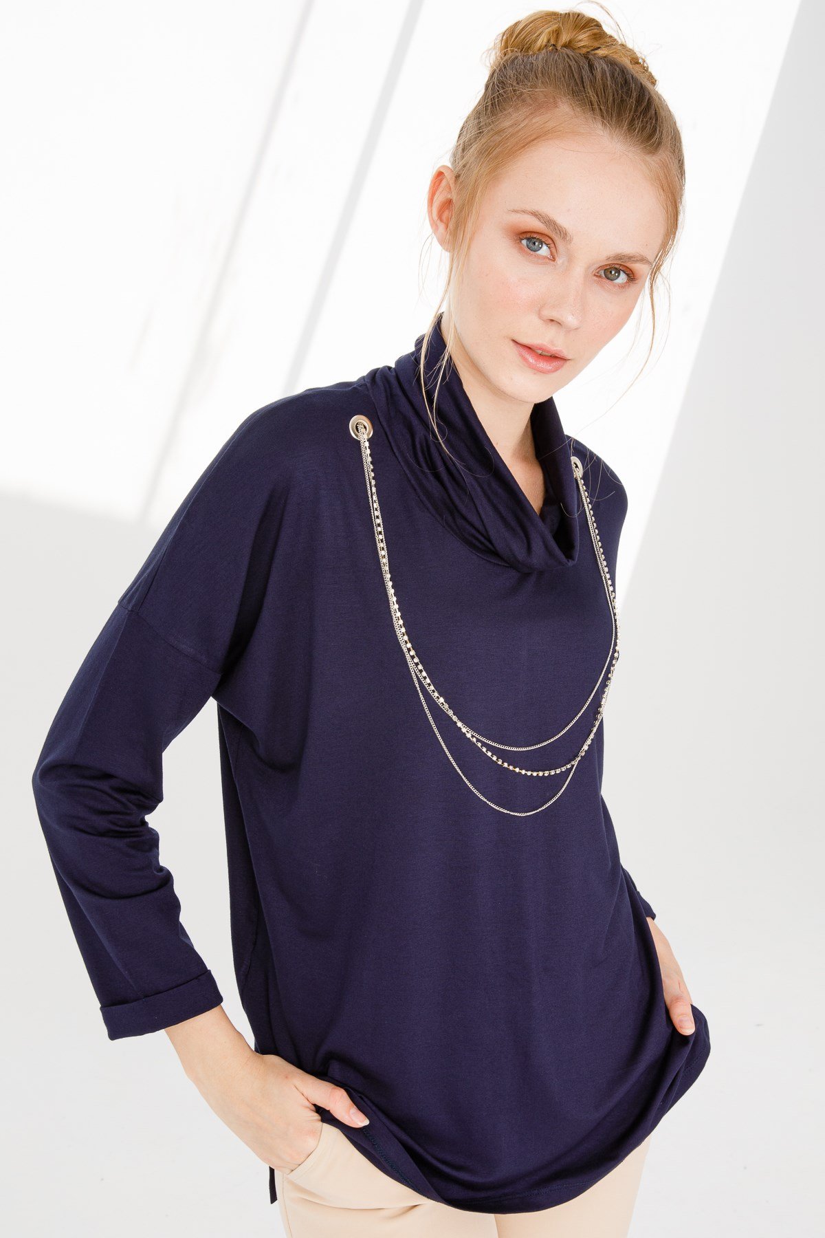 KADIN DEGAJE YAKA UZUN KOL METAL KOLYELİ PENYE BLUZ LACİVERT