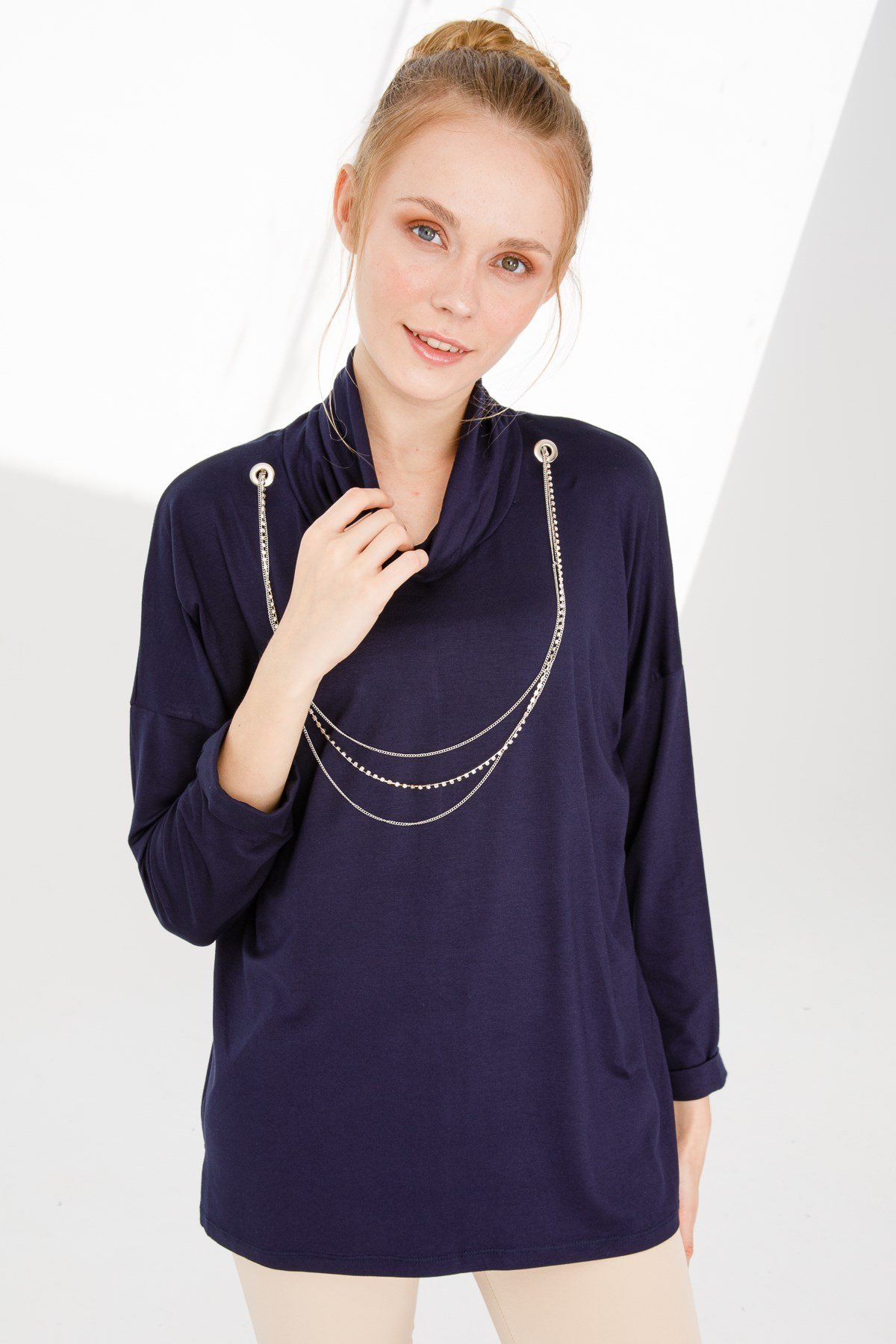 KADIN DEGAJE YAKA UZUN KOL METAL KOLYELİ PENYE BLUZ LACİVERT