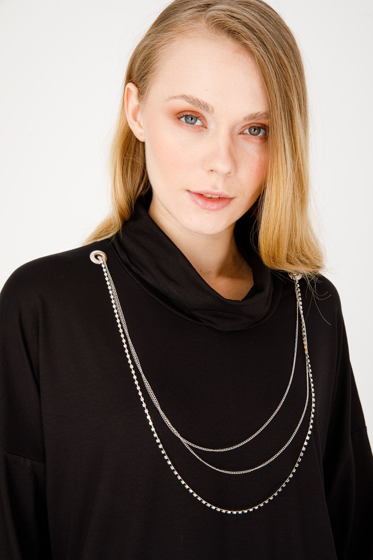 KADIN DEGAJE YAKA UZUN KOL METAL KOLYELİ PENYE BLUZ SİYAH