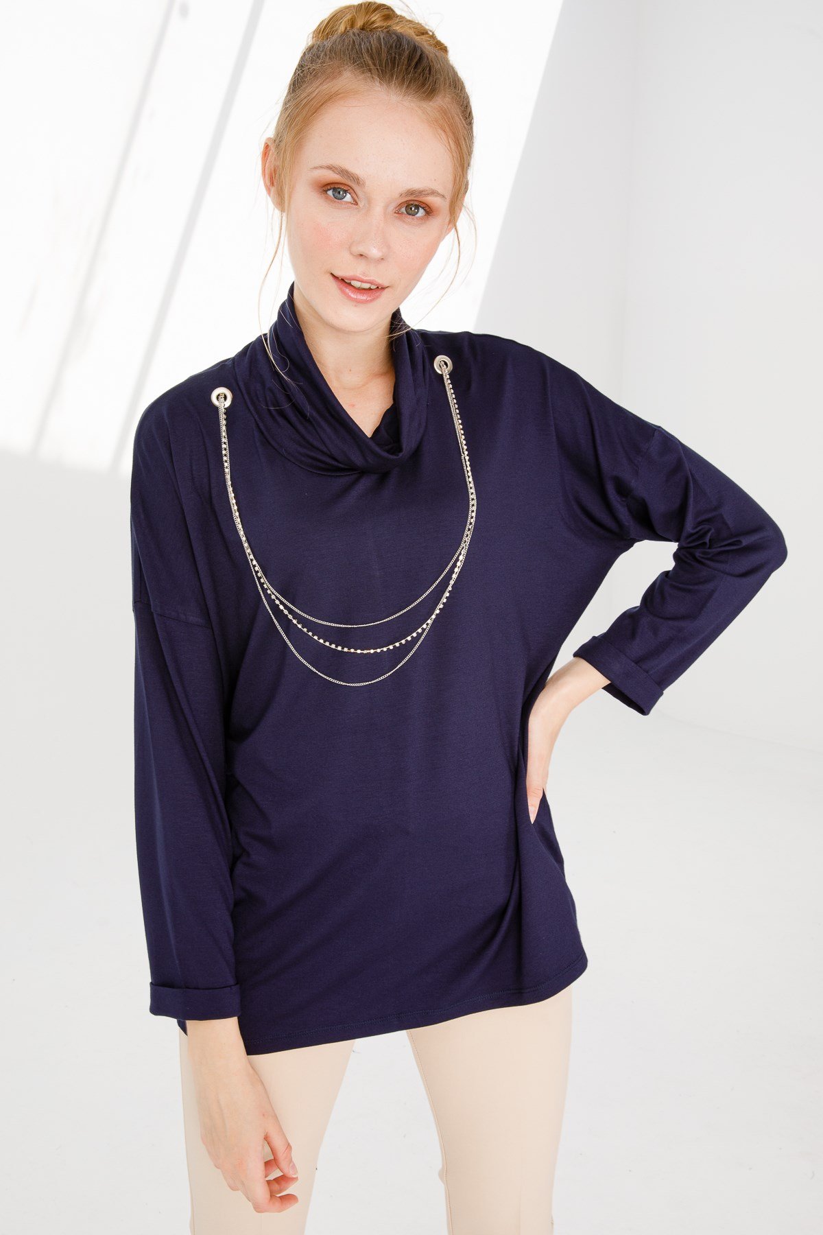 KADIN DEGAJE YAKA UZUN KOL METAL KOLYELİ PENYE BLUZ LACİVERT