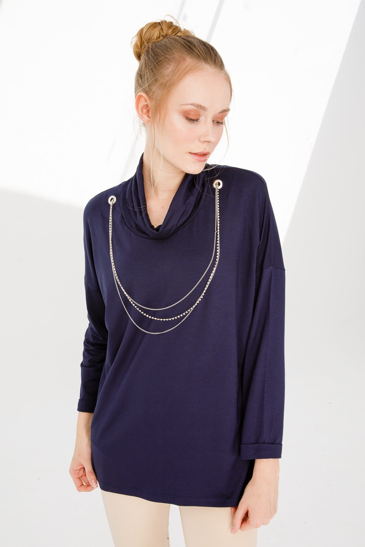 KADIN DEGAJE YAKA UZUN KOL METAL KOLYELİ PENYE BLUZ LACİVERT