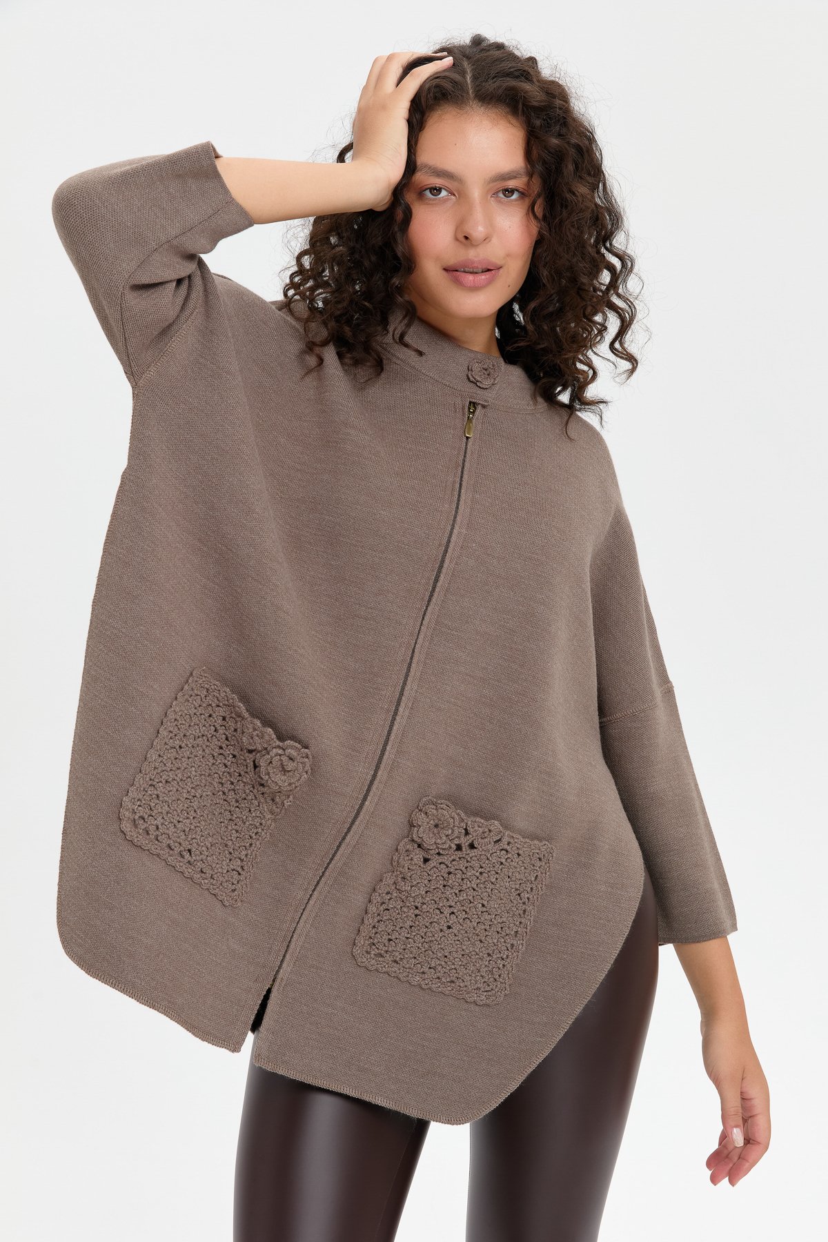 24059Kadın Dik Yaka Cebi Gül İşlemeli Fermuarlı Kısa Panço Vizon