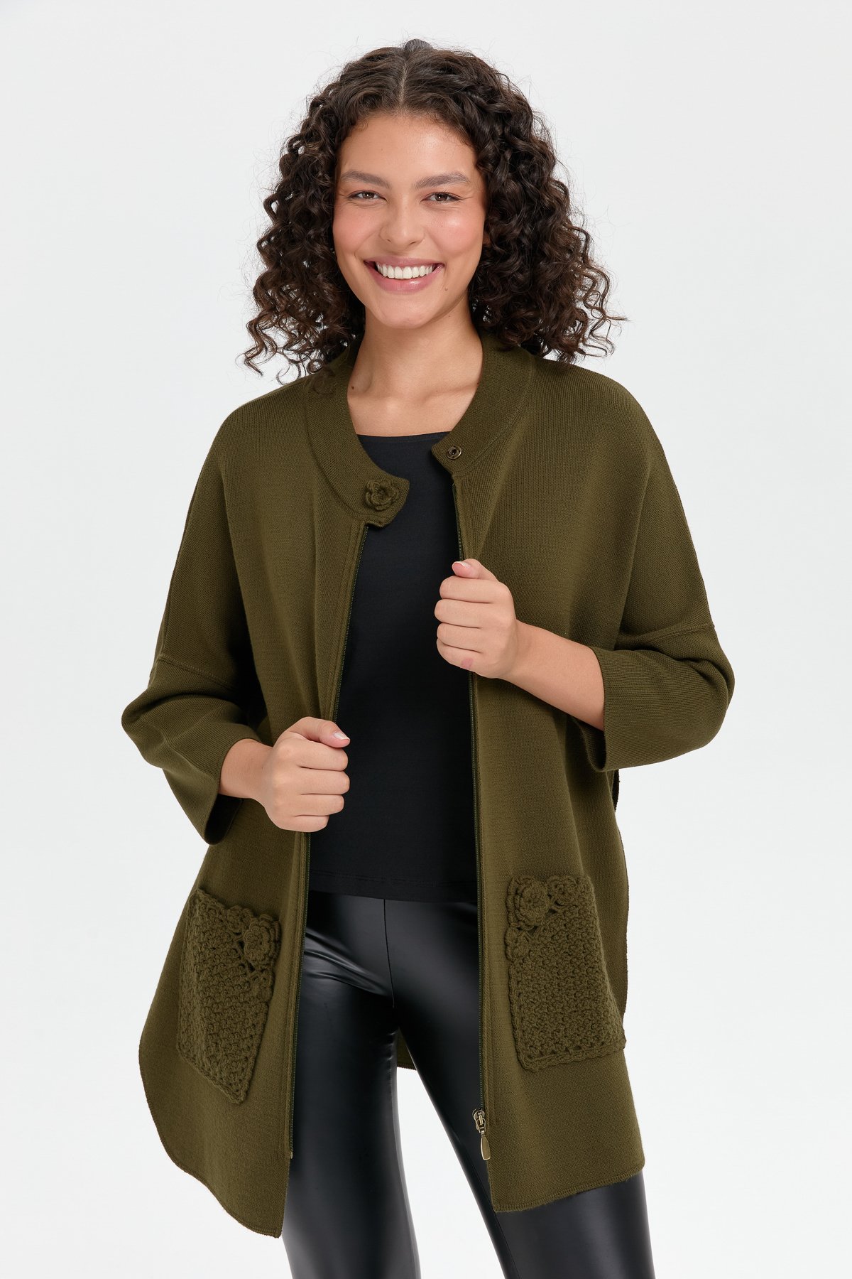 24059Kadın Dik Yaka Cebi Gül İşlemeli Fermuarlı Kısa Panço Haki