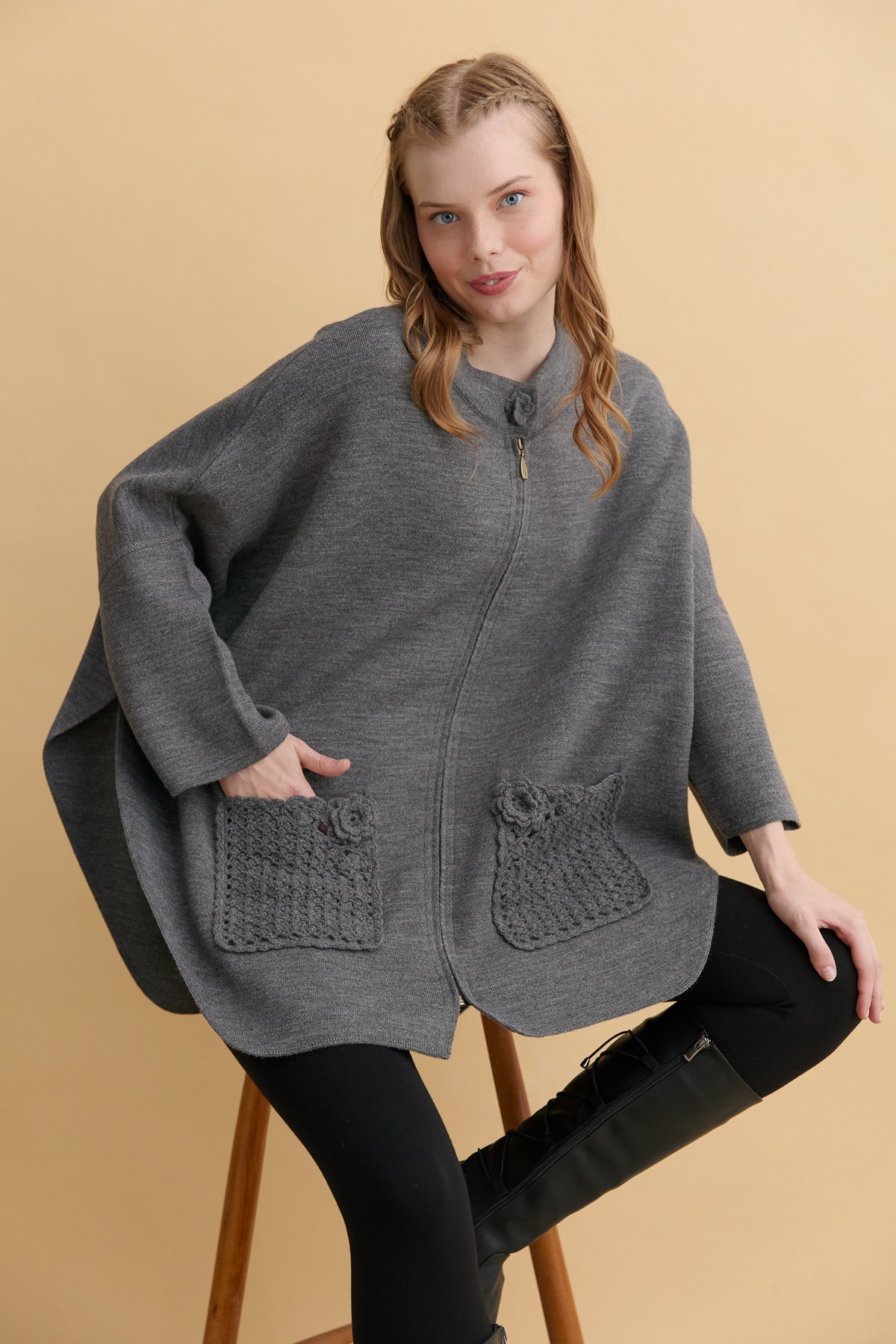 24059Kadın Dik Yaka Cebi Gül İşlemeli Fermuarlı Kısa Panço Gri Melanj