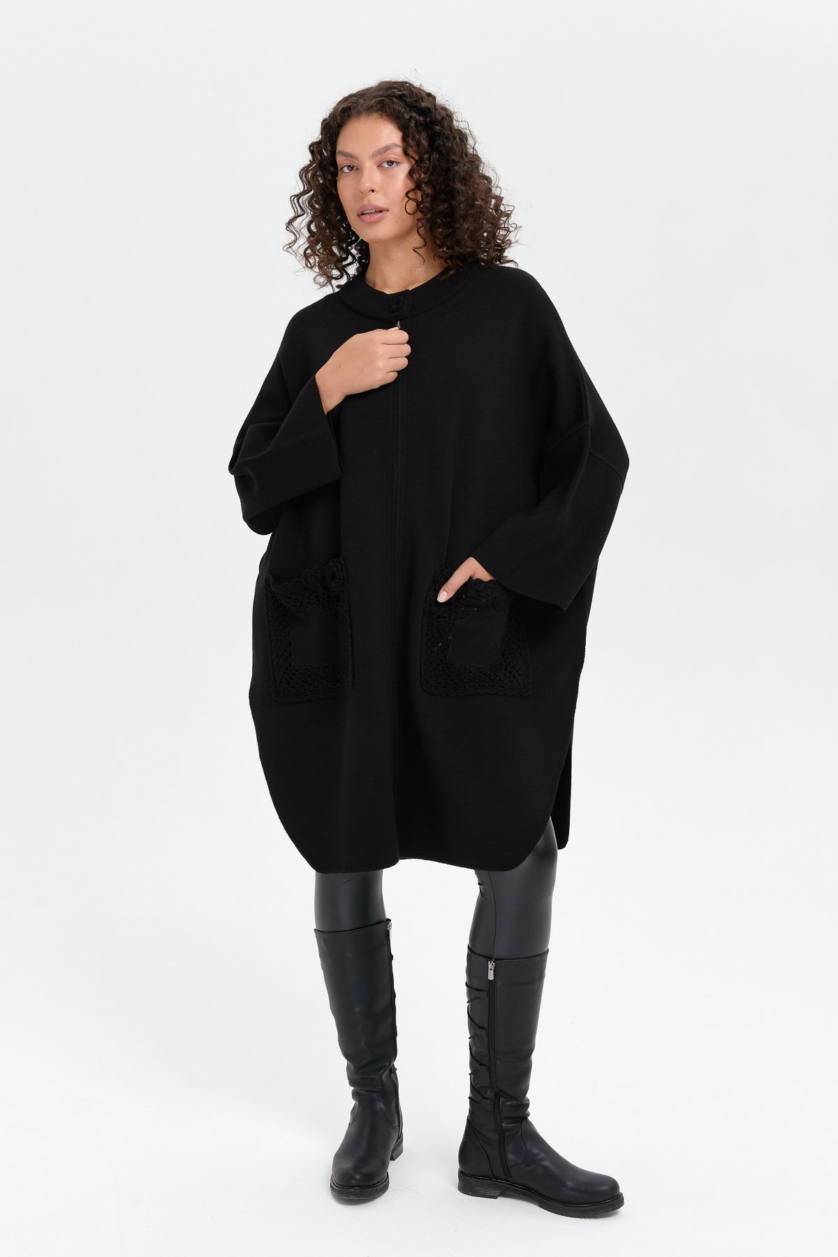 24060Kadın Dik Yaka Cebi Gül İşlemeli Fermuarlı Panço Siyah