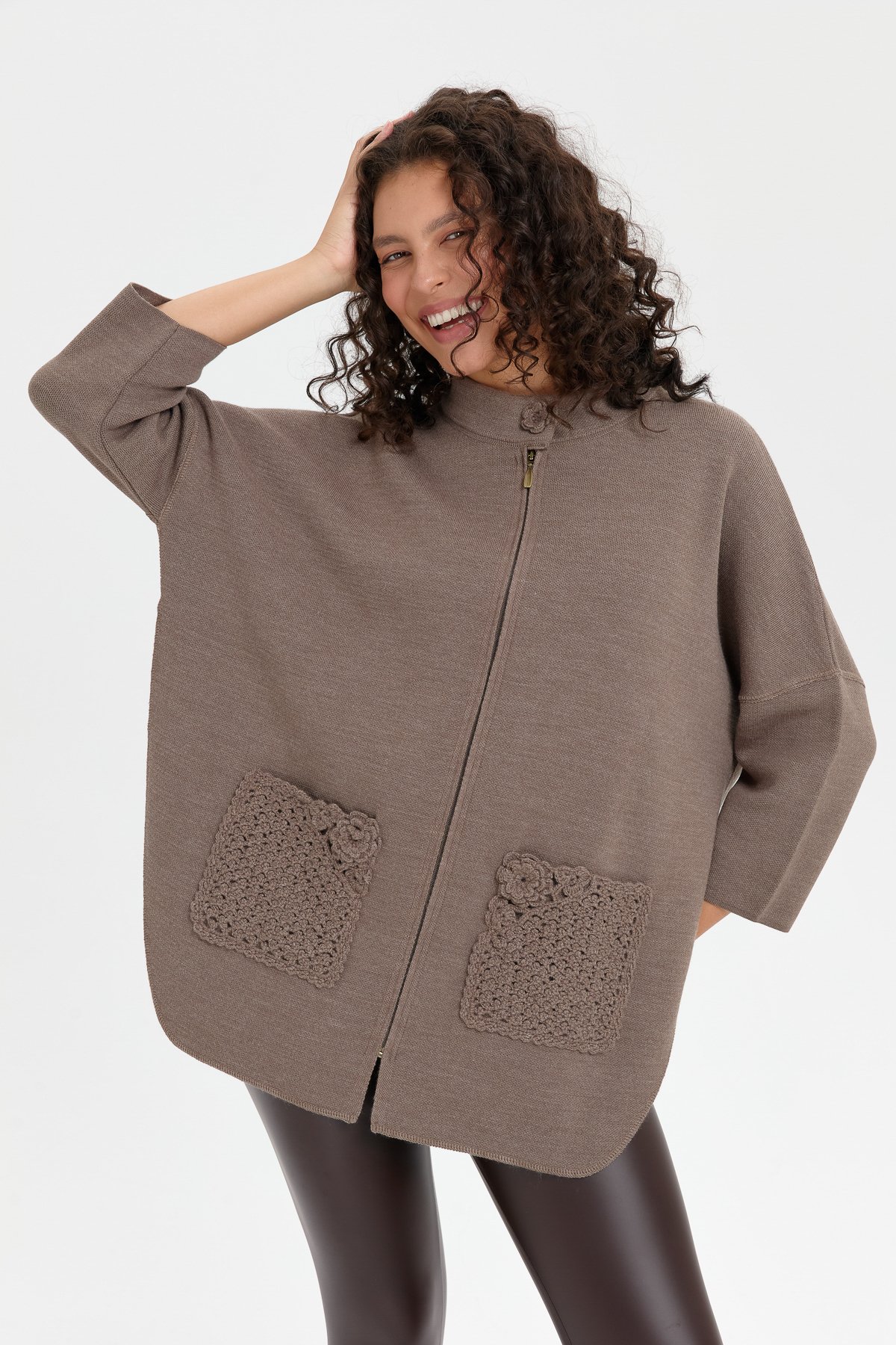 24059Kadın Dik Yaka Cebi Gül İşlemeli Fermuarlı Kısa Panço Vizon