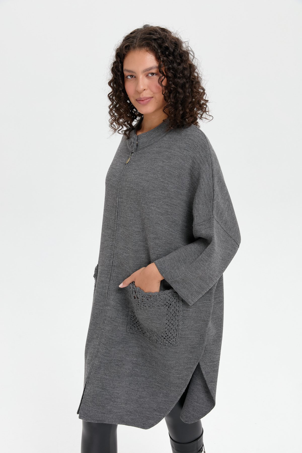 24060Kadın Dik Yaka Cebi Gül İşlemeli Fermuarlı Panço Gri Melanj