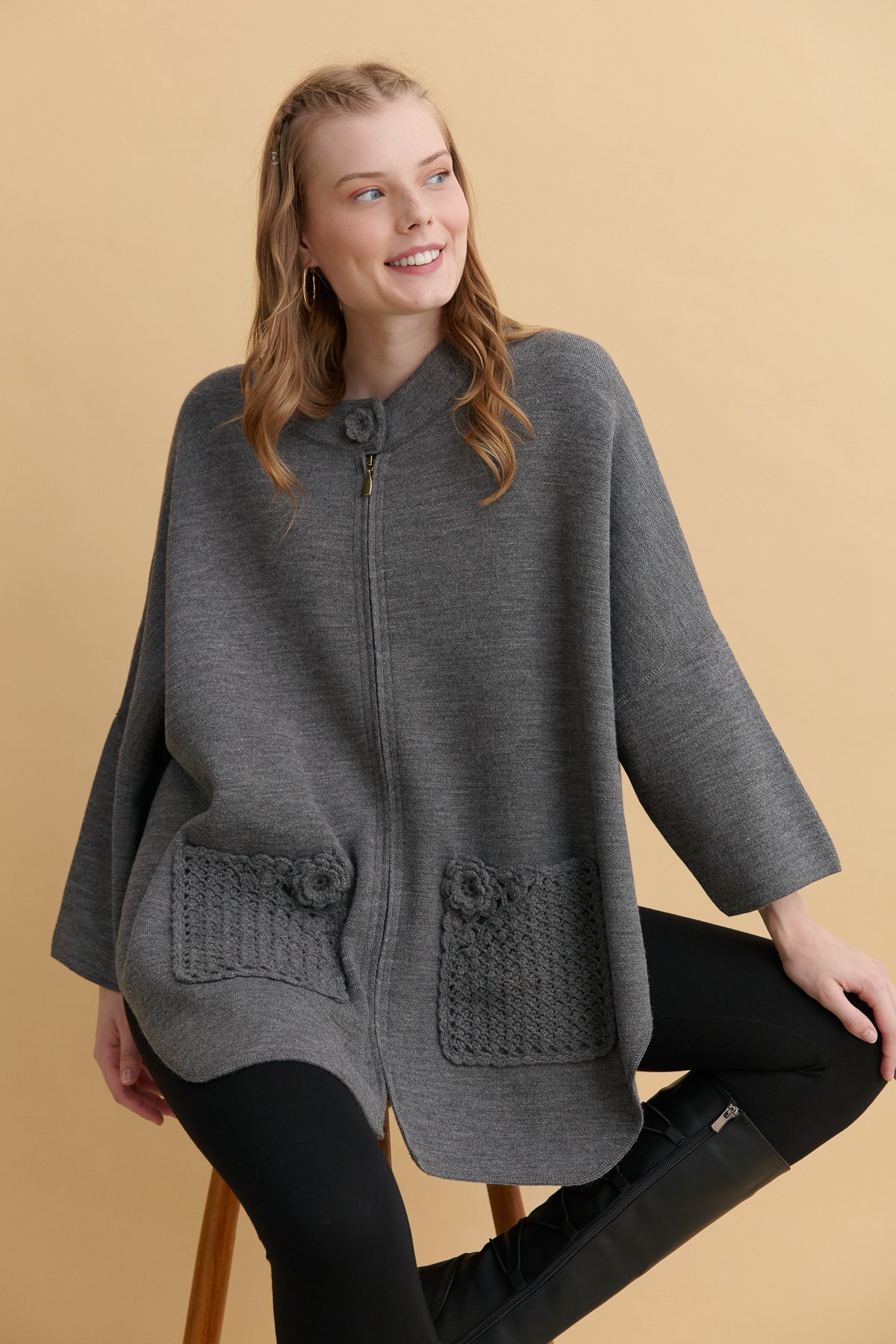 24059Kadın Dik Yaka Cebi Gül İşlemeli Fermuarlı Kısa Panço Gri Melanj