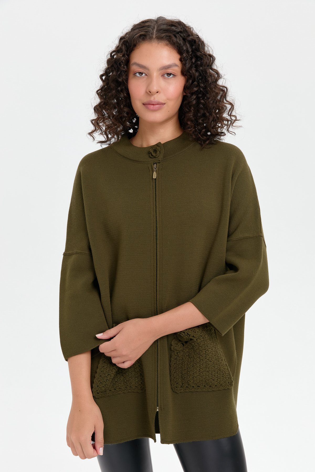 24059Kadın Dik Yaka Cebi Gül İşlemeli Fermuarlı Kısa Panço Haki