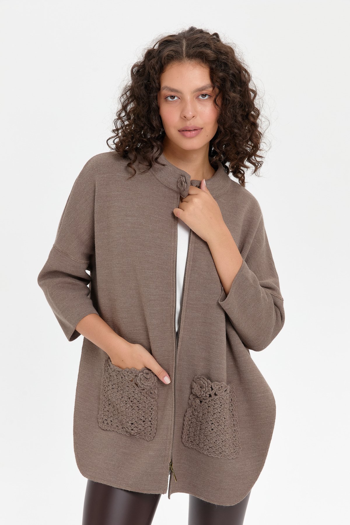 24059Kadın Dik Yaka Cebi Gül İşlemeli Fermuarlı Kısa Panço Vizon