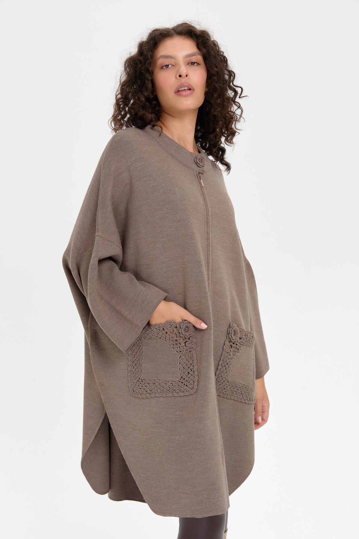 24060Kadın Dik Yaka Cebi Gül İşlemeli Fermuarlı Panço Vizon