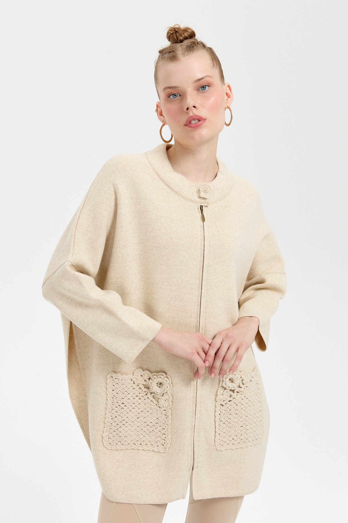 24059Kadın Dik Yaka Cebi Gül İşlemeli Fermuarlı Kısa Panço T.Melanj