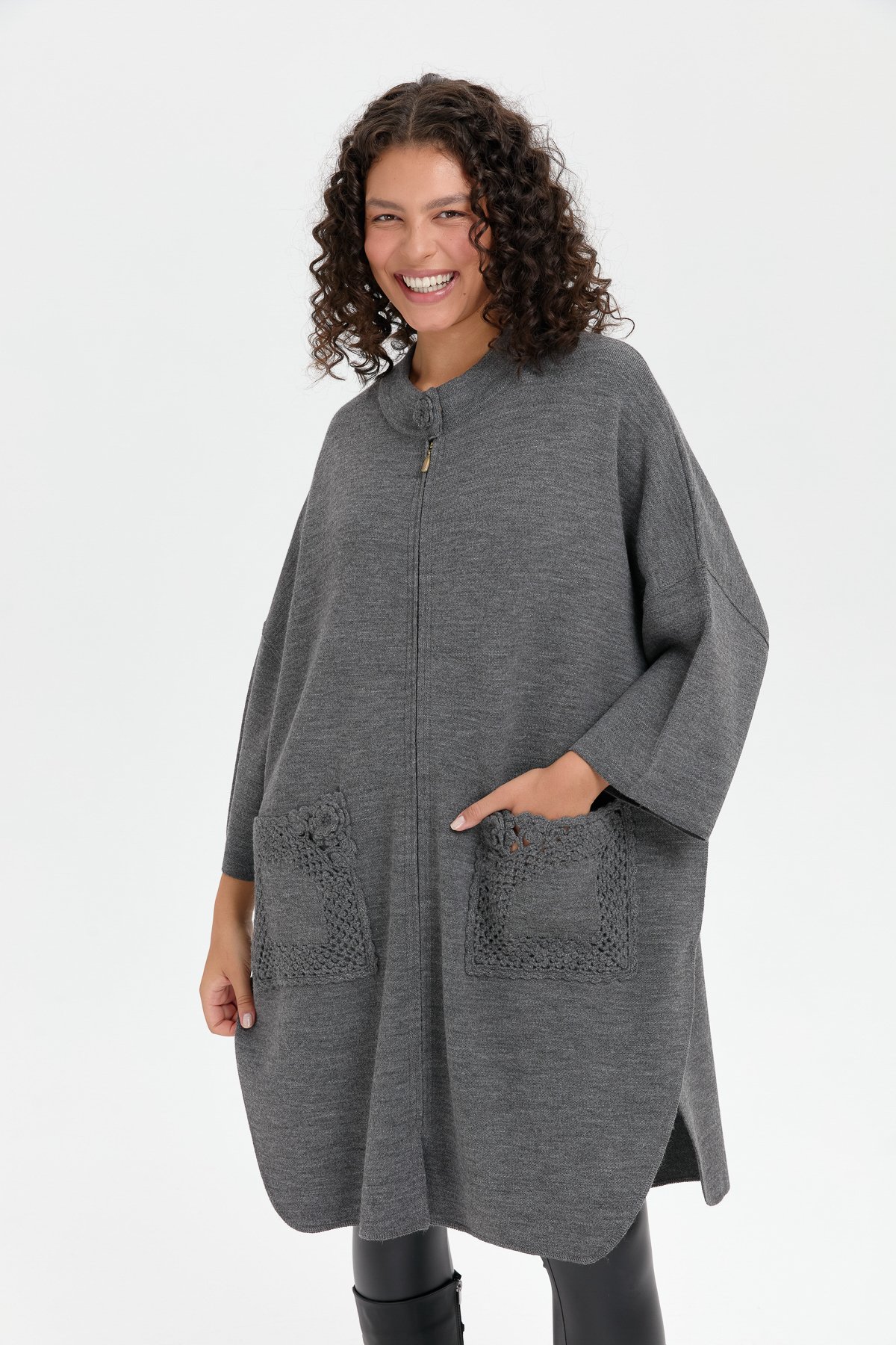 24060Kadın Dik Yaka Cebi Gül İşlemeli Fermuarlı Panço Gri Melanj