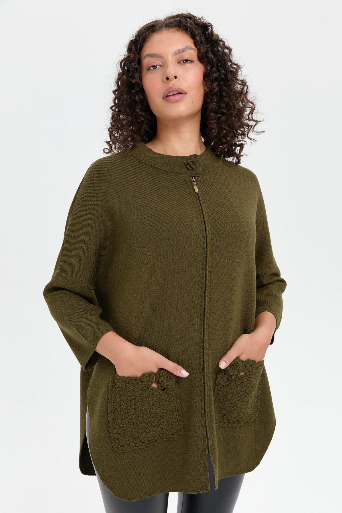 24059Kadın Dik Yaka Cebi Gül İşlemeli Fermuarlı Kısa Panço Haki