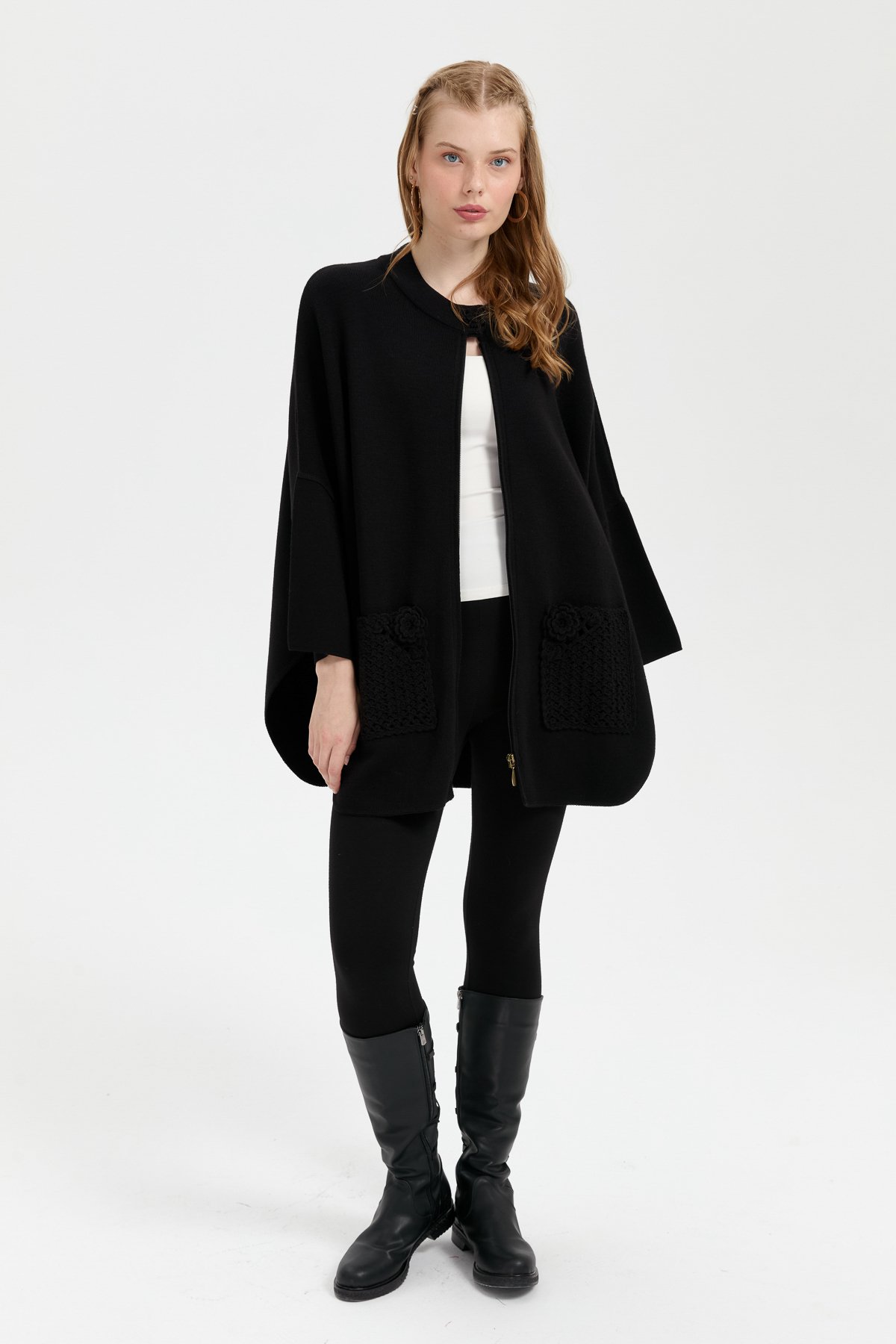 24059Kadın Dik Yaka Cebi Gül İşlemeli Fermuarlı Kısa Panço Siyah