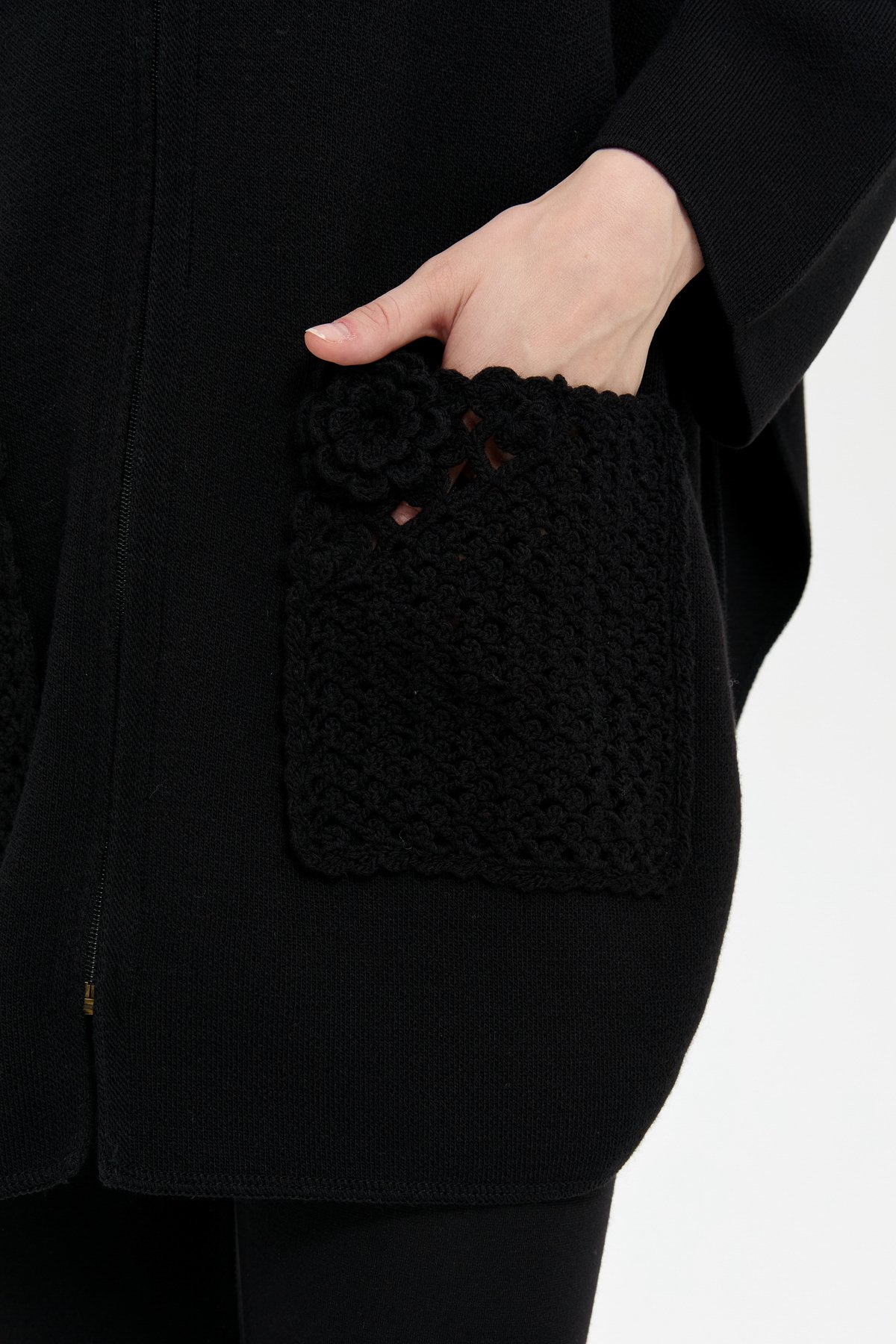 24059Kadın Dik Yaka Cebi Gül İşlemeli Fermuarlı Kısa Panço Siyah