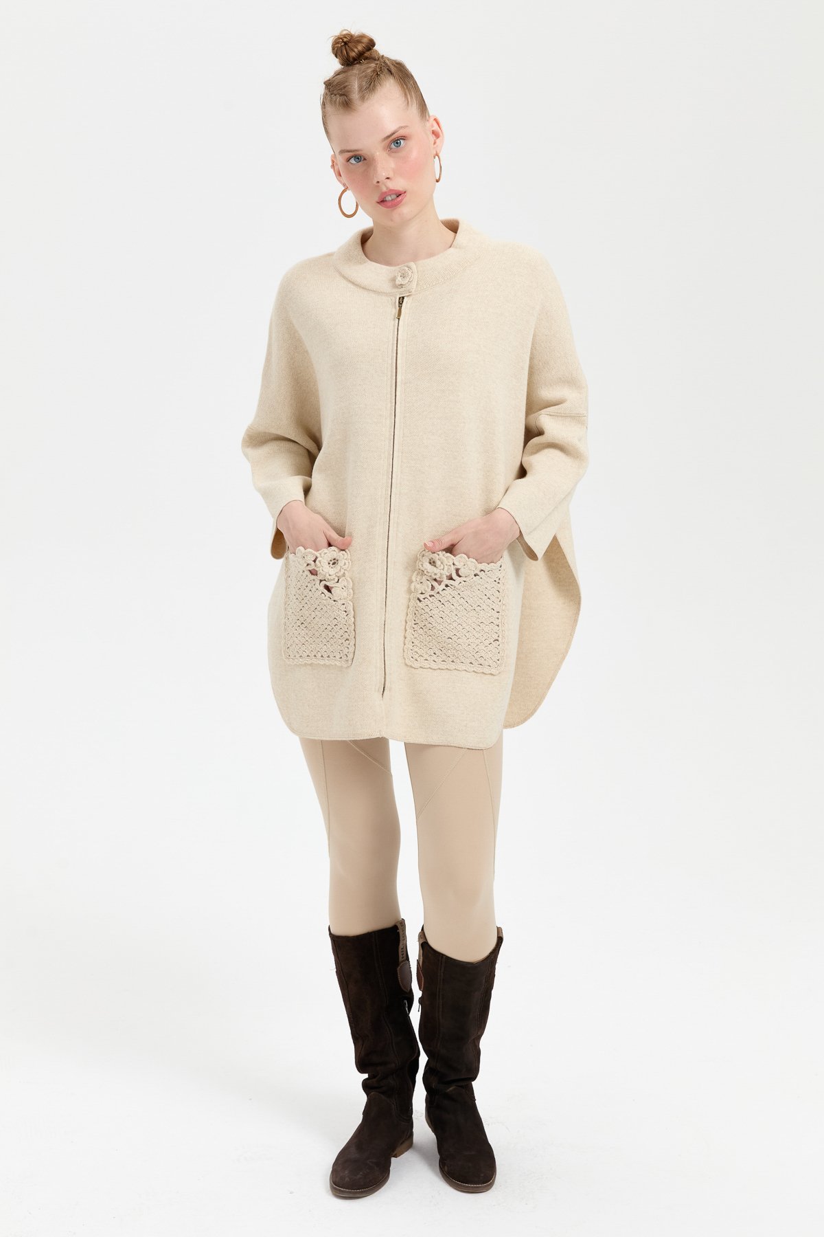 24059Kadın Dik Yaka Cebi Gül İşlemeli Fermuarlı Kısa Panço T.Melanj