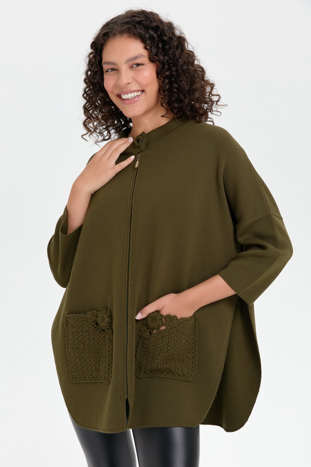 24059Kadın Dik Yaka Cebi Gül İşlemeli Fermuarlı Kısa Panço Haki