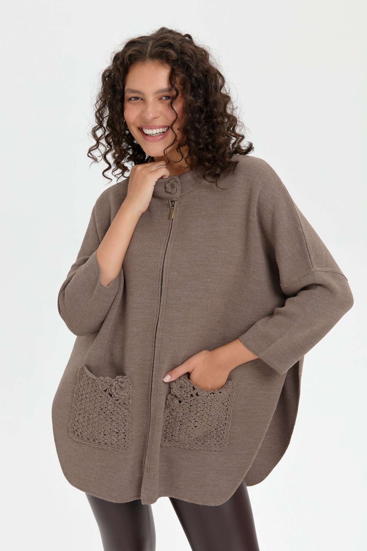 24059Kadın Dik Yaka Cebi Gül İşlemeli Fermuarlı Kısa Panço Vizon