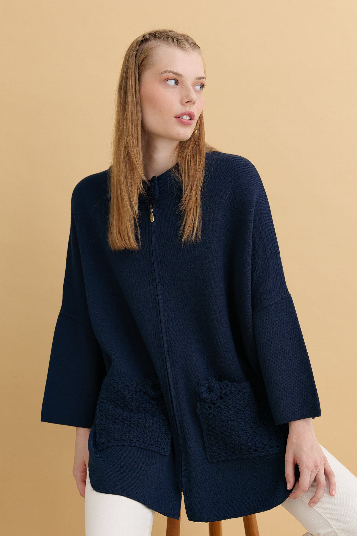 24059Kadın Dik Yaka Cebi Gül İşlemeli Fermuarlı Kısa Panço Lacivert