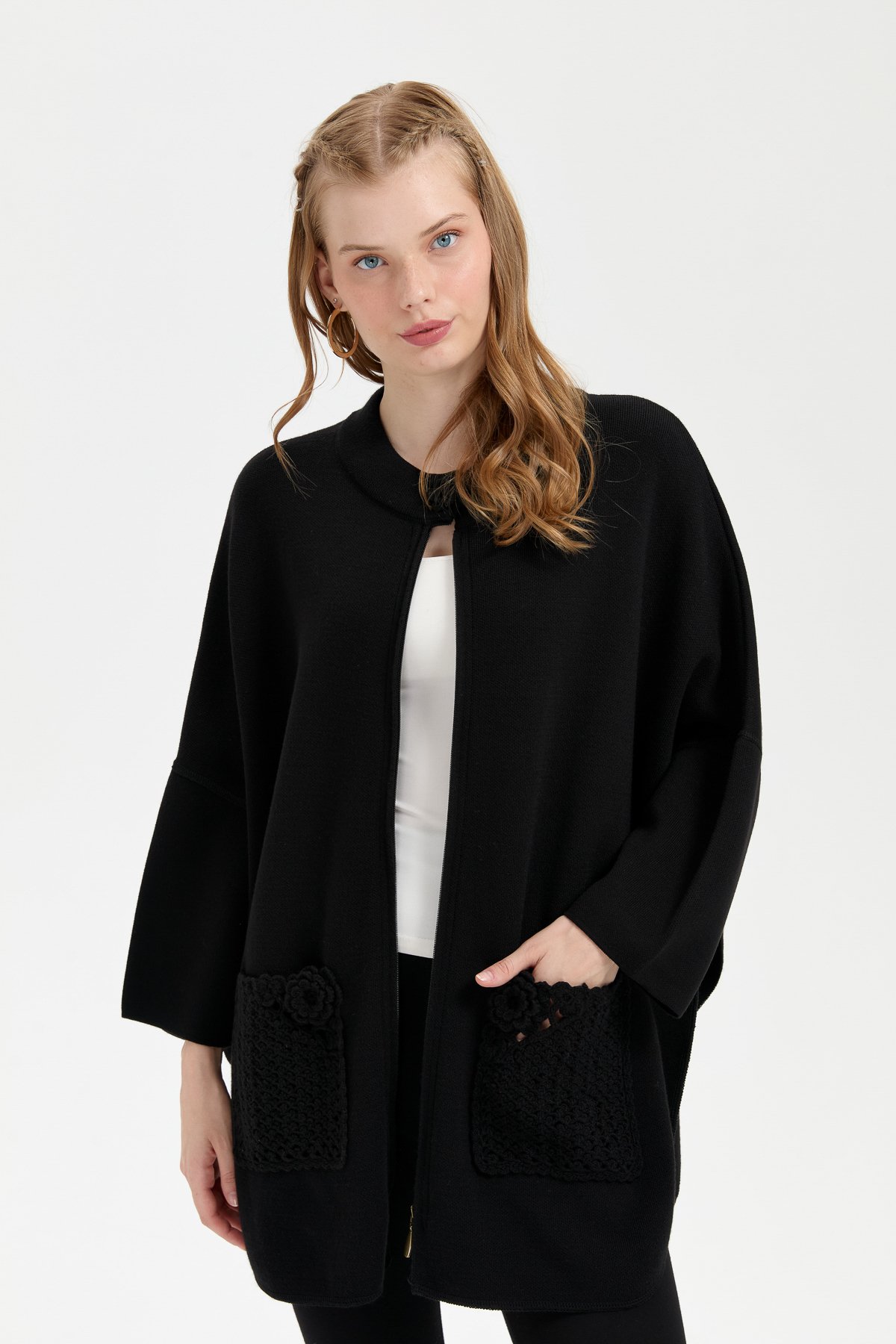 24059Kadın Dik Yaka Cebi Gül İşlemeli Fermuarlı Kısa Panço Siyah