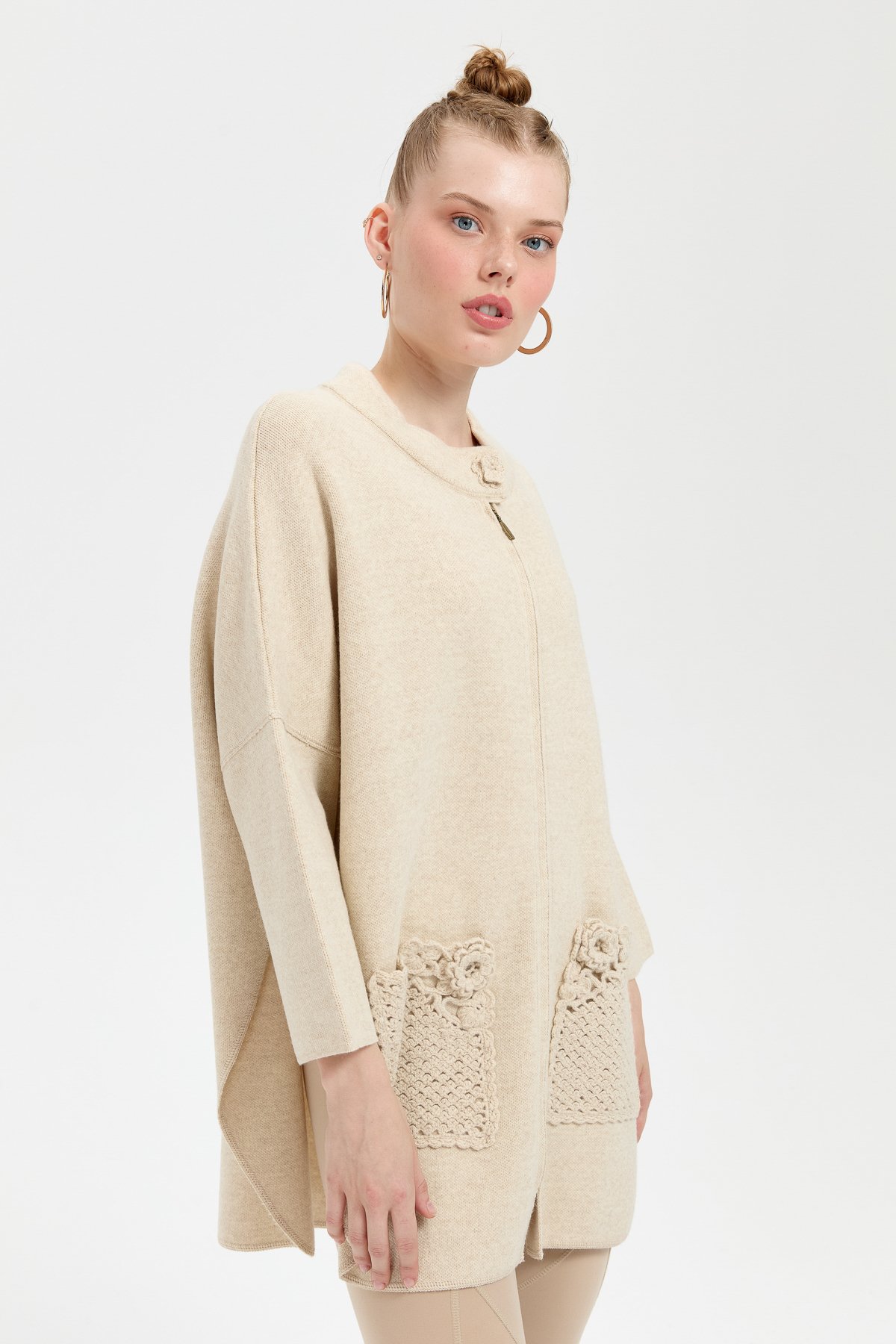 24059Kadın Dik Yaka Cebi Gül İşlemeli Fermuarlı Kısa Panço T.Melanj