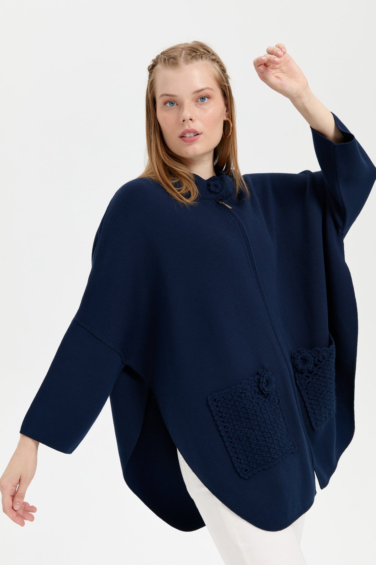 24059Kadın Dik Yaka Cebi Gül İşlemeli Fermuarlı Kısa Panço Lacivert